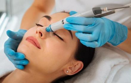 Traitement laser & Hydrafacial pour peaux à tendance acnéique à Paris 8 par NewLase